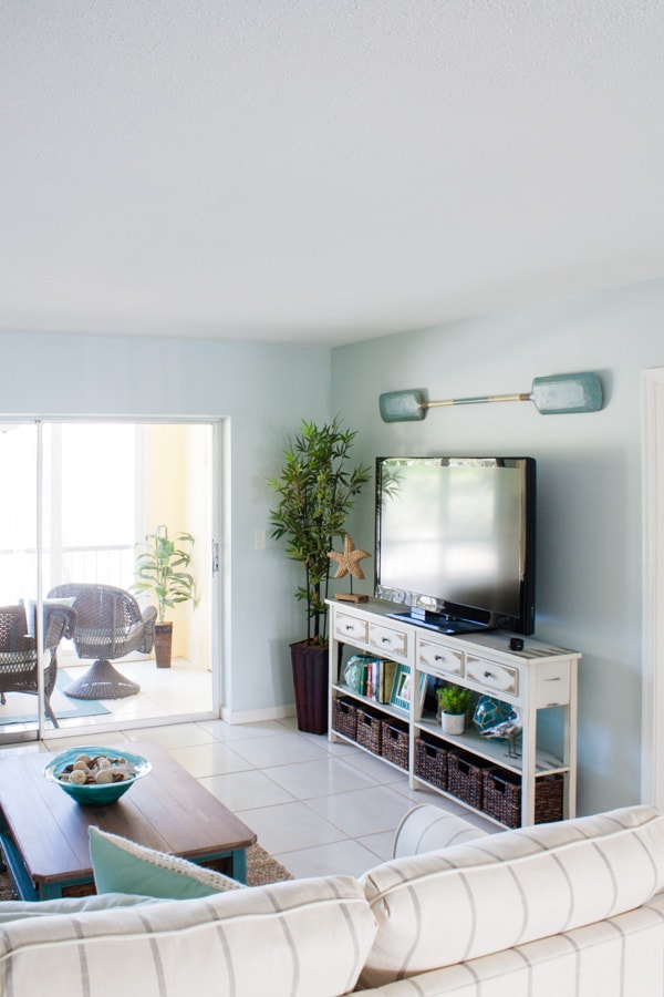 A living room filled with furniture and a flat screen tv