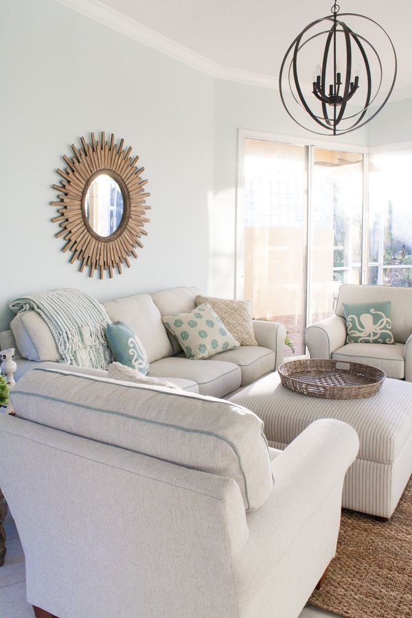 A living room filled with furniture 